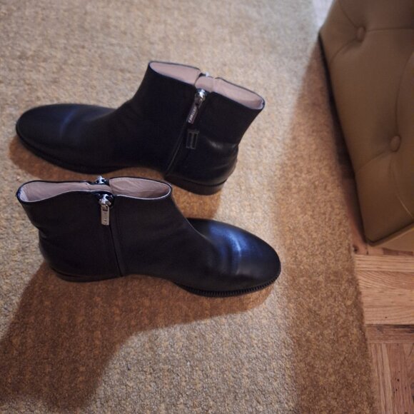 BLACK LEATHER BOOTS.NEW. - Picture 3 of 4